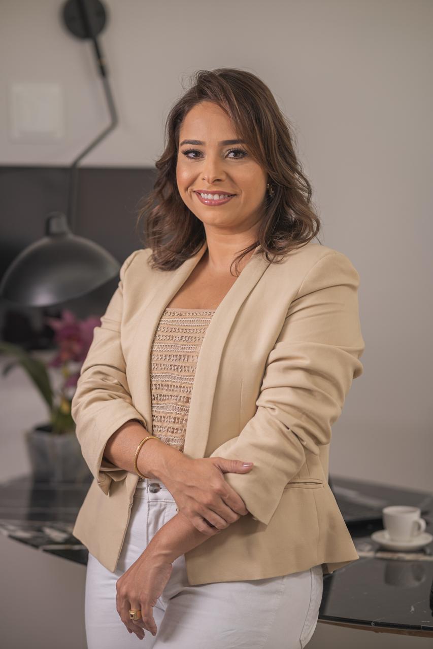 Dra. Lívia Alves Pinheiro